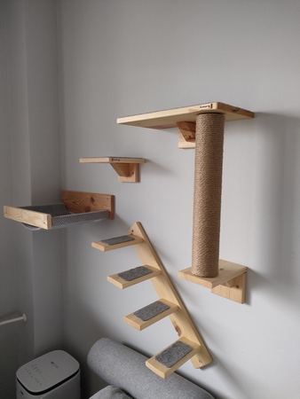 Półka ze słupkiem do drapania dla kota